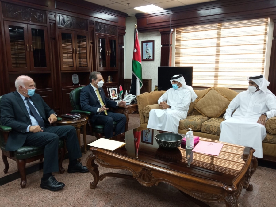 وزير الصحة ومدير صندوق قطر للتنمية يبحثان تعزيز التعاون