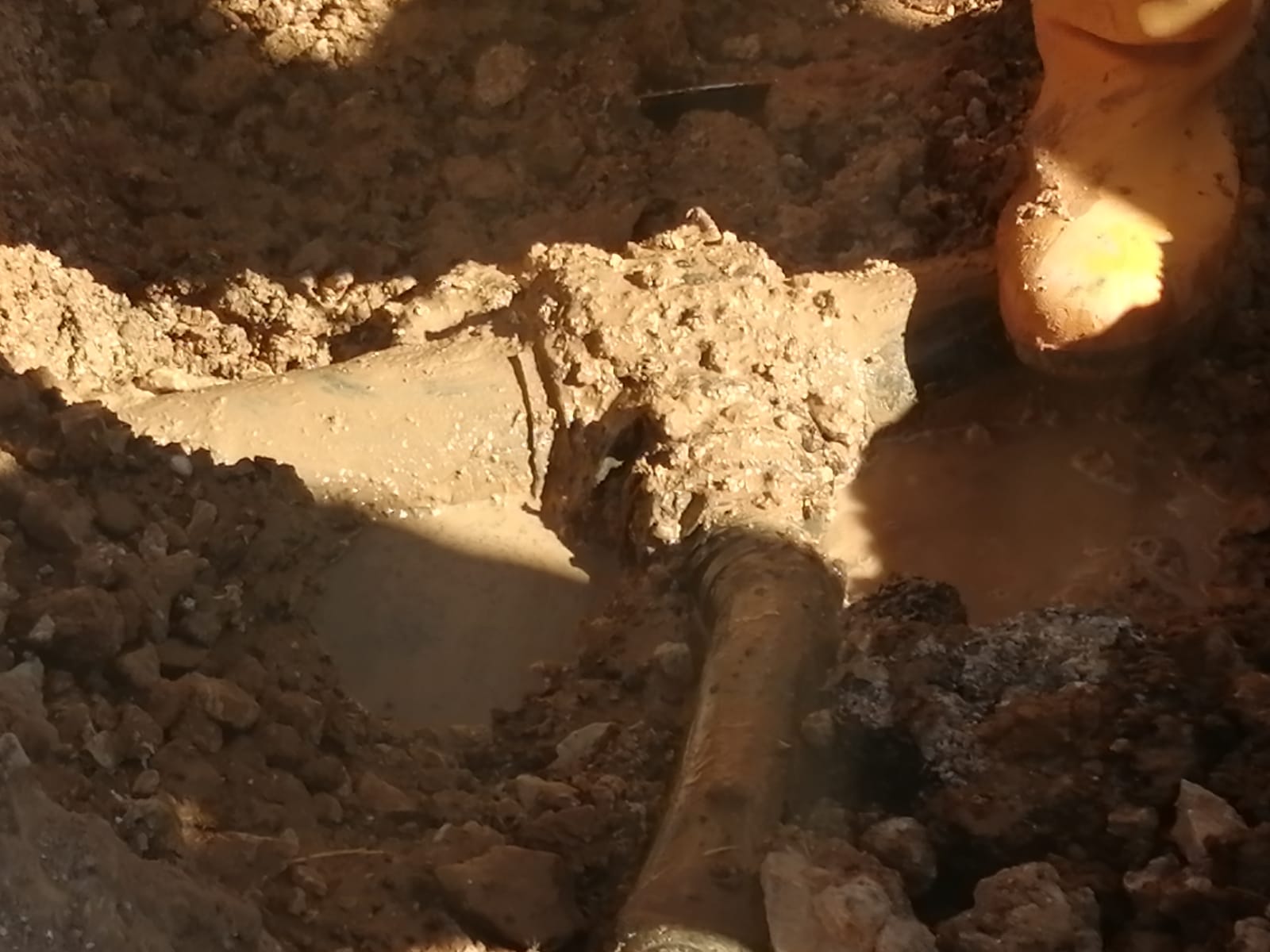 المياه :  ضبط (٤) اعتداءات على خط ناقل في منجا  تسحب كميات كبيرة من المياه