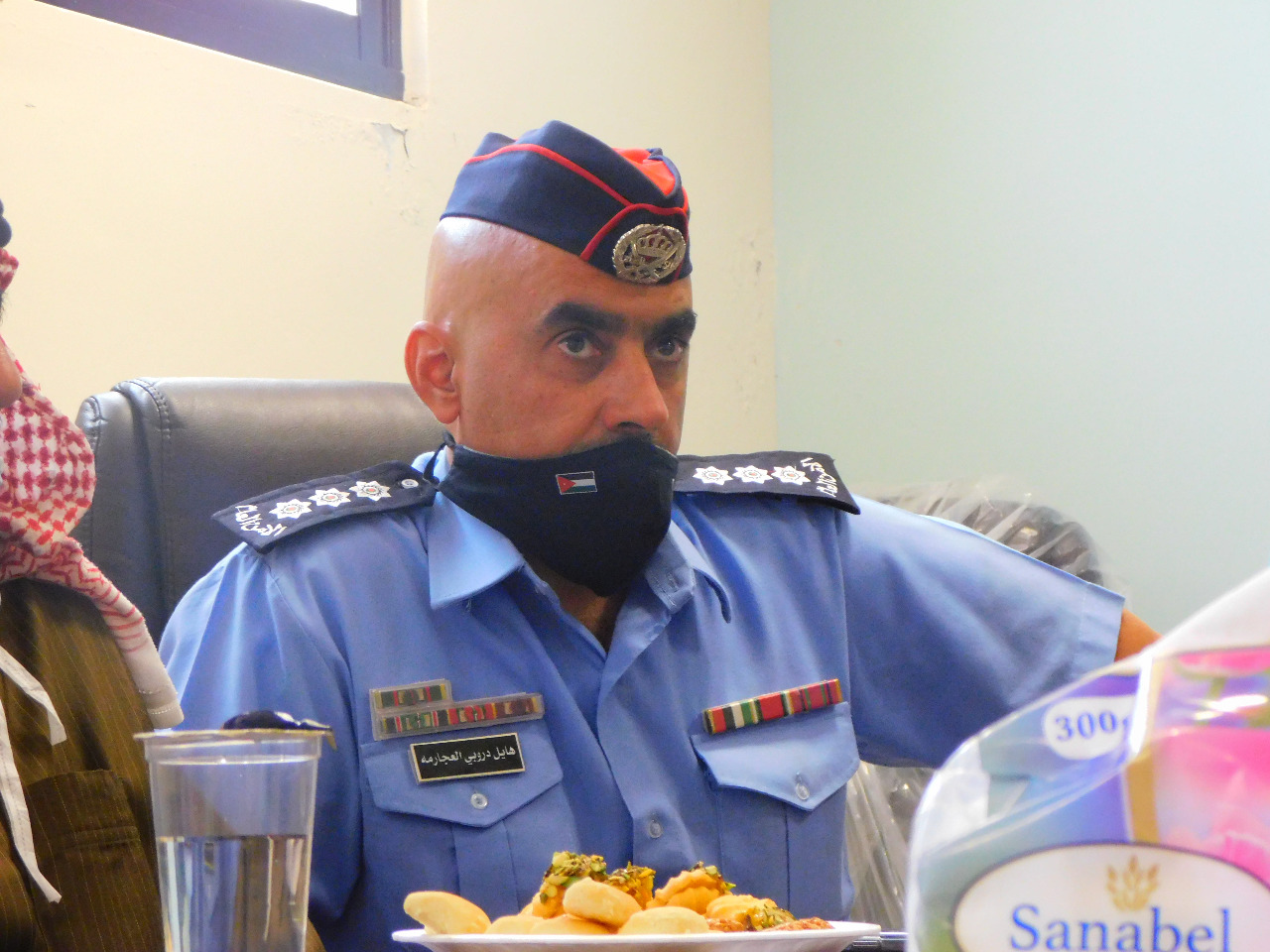 مدير شرطة مادبا يكرم الكوادر العاملة بأزمة كورونا في صحة مادبا 