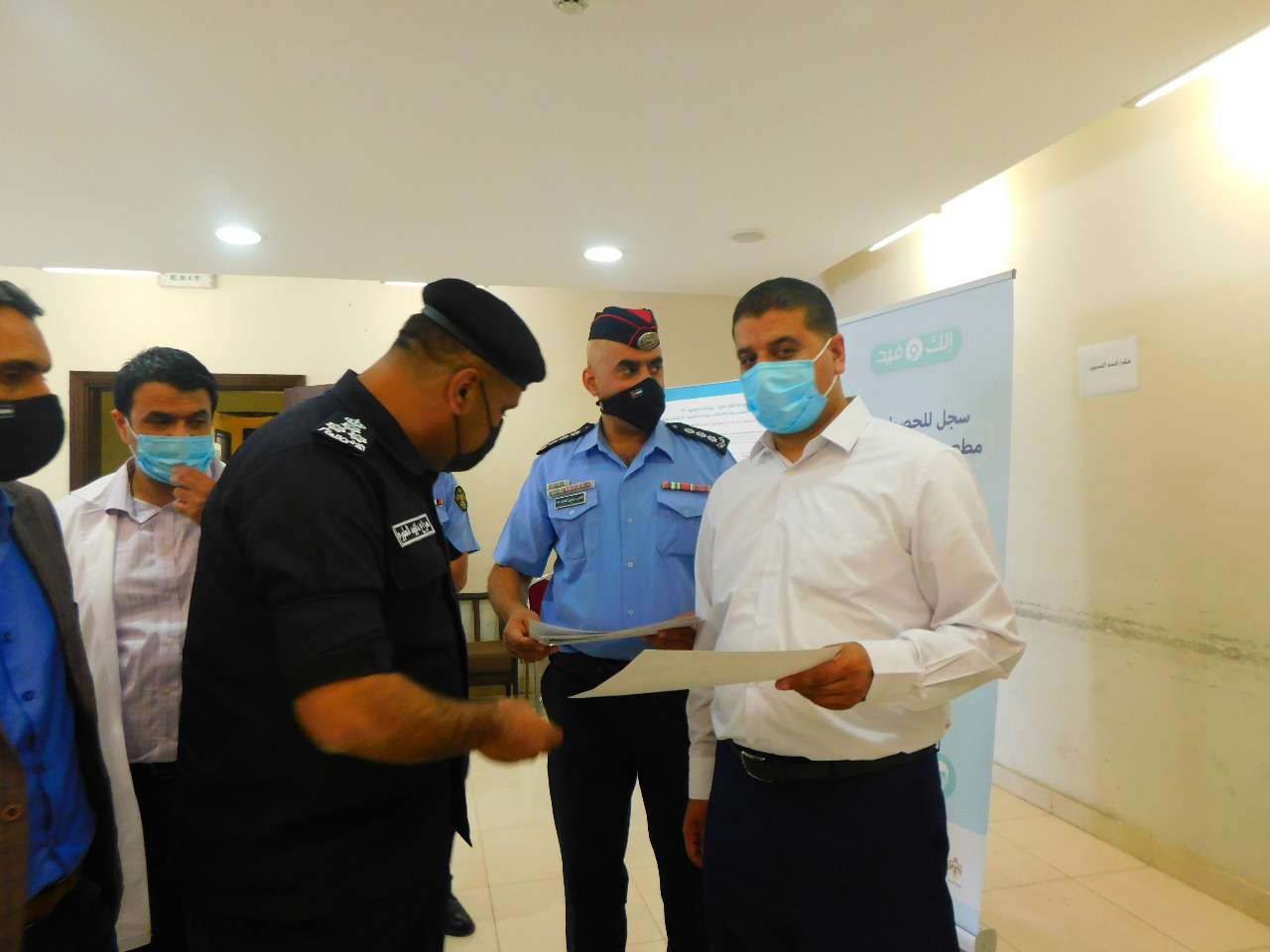 مدير شرطة مادبا يكرم الكوادر العاملة بأزمة كورونا في صحة مادبا 