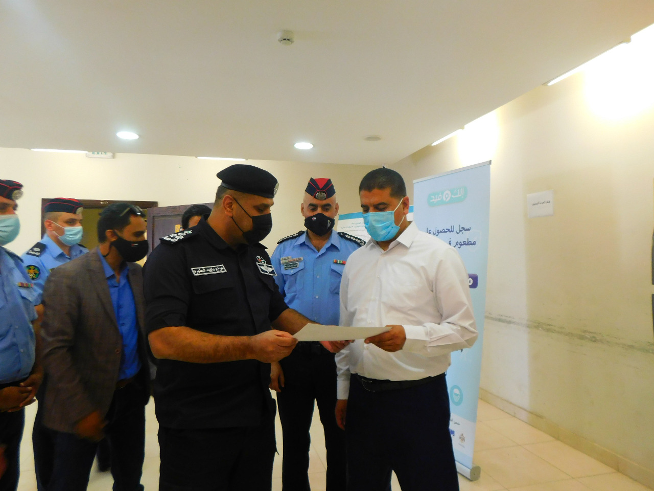 مدير شرطة مادبا يكرم الكوادر العاملة بأزمة كورونا في صحة مادبا 