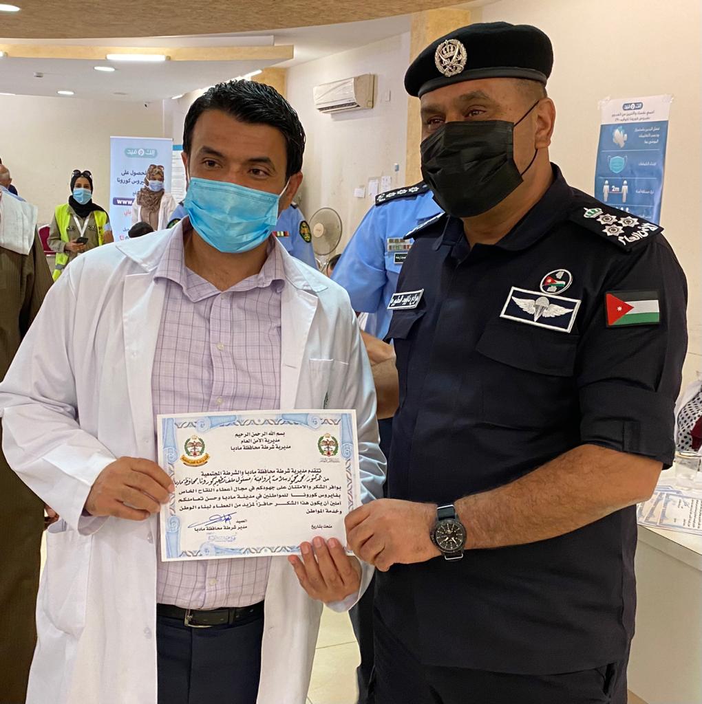 مدير شرطة مادبا يكرم الكوادر العاملة بأزمة كورونا في صحة مادبا 