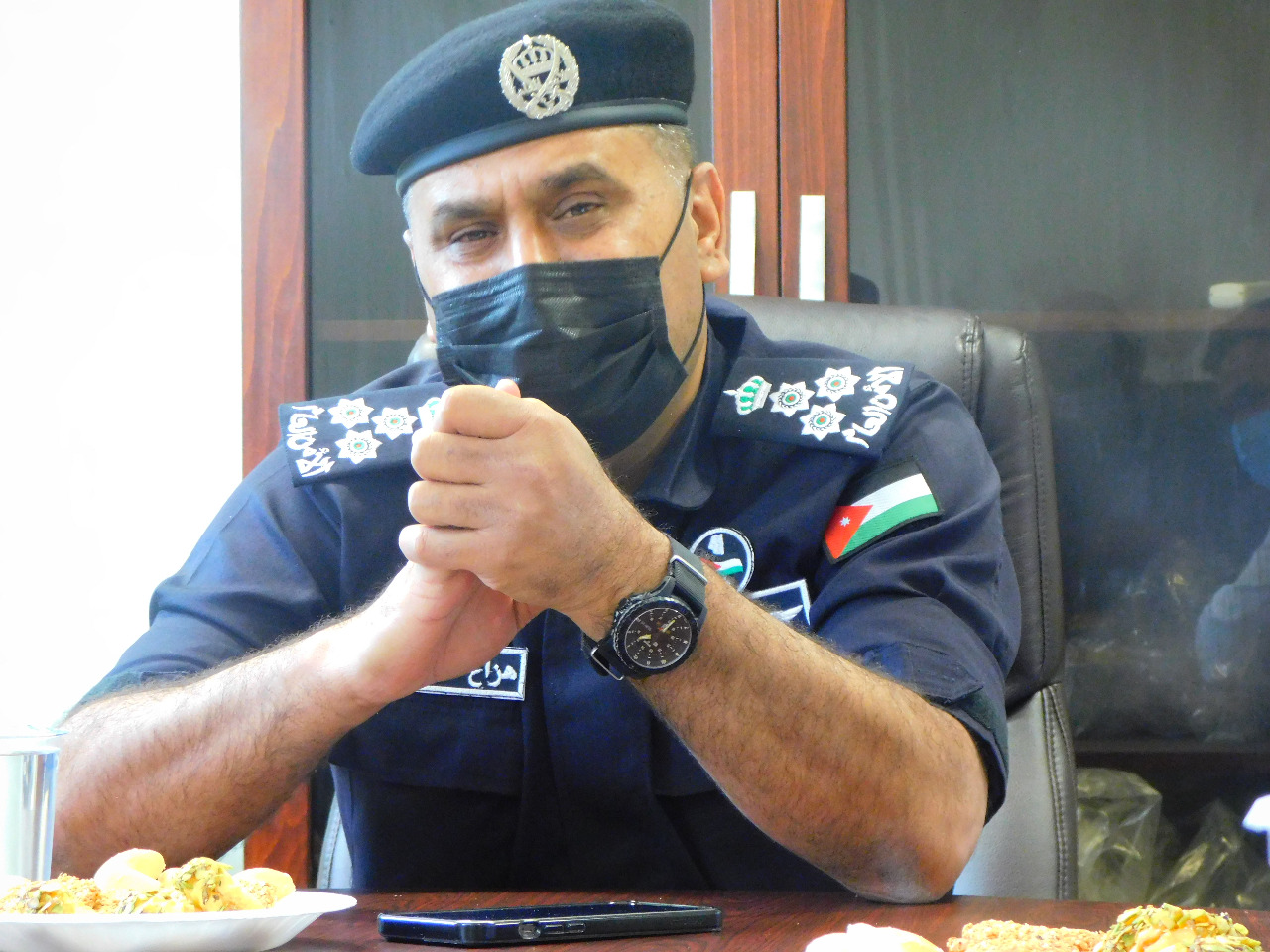 مدير شرطة مادبا يكرم الكوادر العاملة بأزمة كورونا في صحة مادبا 