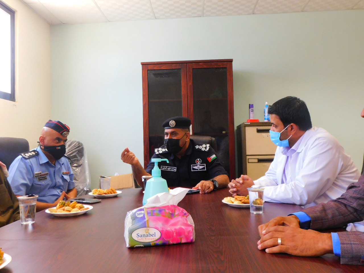 مدير شرطة مادبا يكرم الكوادر العاملة بأزمة كورونا في صحة مادبا 