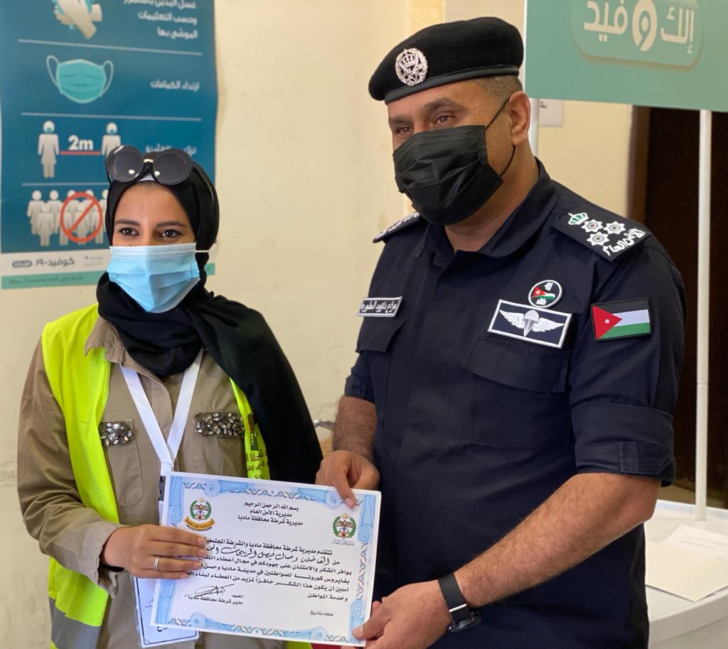 مدير شرطة مادبا يكرم الكوادر العاملة بأزمة كورونا في صحة مادبا 