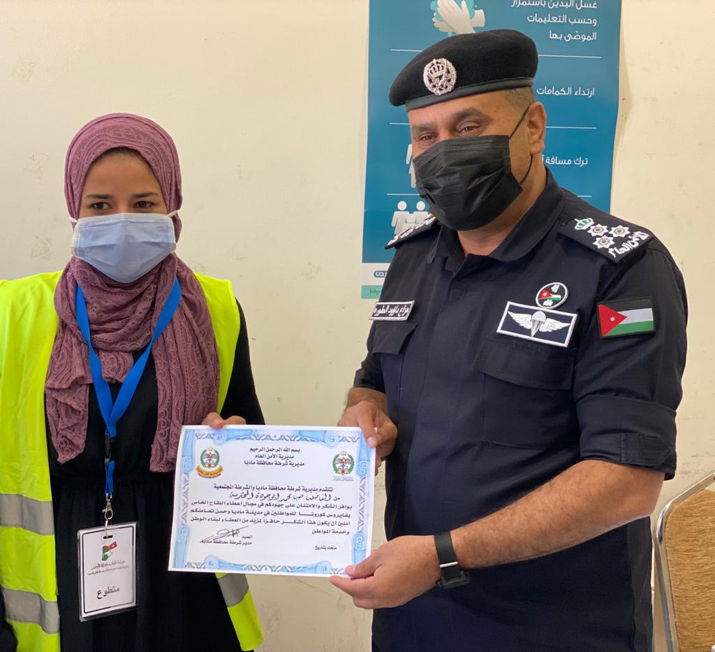 مدير شرطة مادبا يكرم الكوادر العاملة بأزمة كورونا في صحة مادبا 