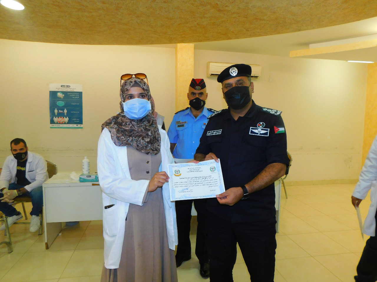 مدير شرطة مادبا يكرم الكوادر العاملة بأزمة كورونا في صحة مادبا 