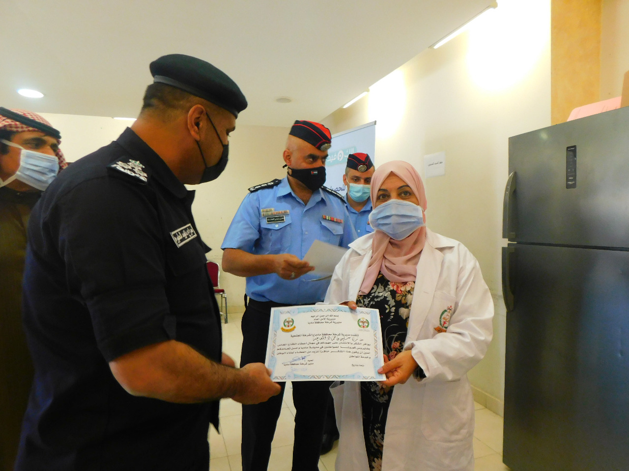 مدير شرطة مادبا يكرم الكوادر العاملة بأزمة كورونا في صحة مادبا 