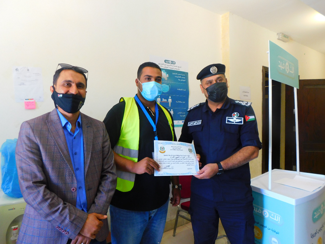 مدير شرطة مادبا يكرم الكوادر العاملة بأزمة كورونا في صحة مادبا 