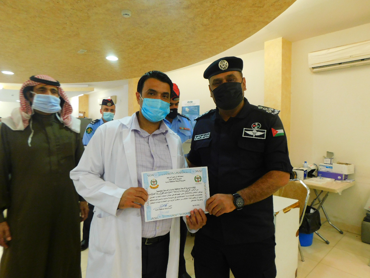 مدير شرطة مادبا يكرم الكوادر العاملة بأزمة كورونا في صحة مادبا 