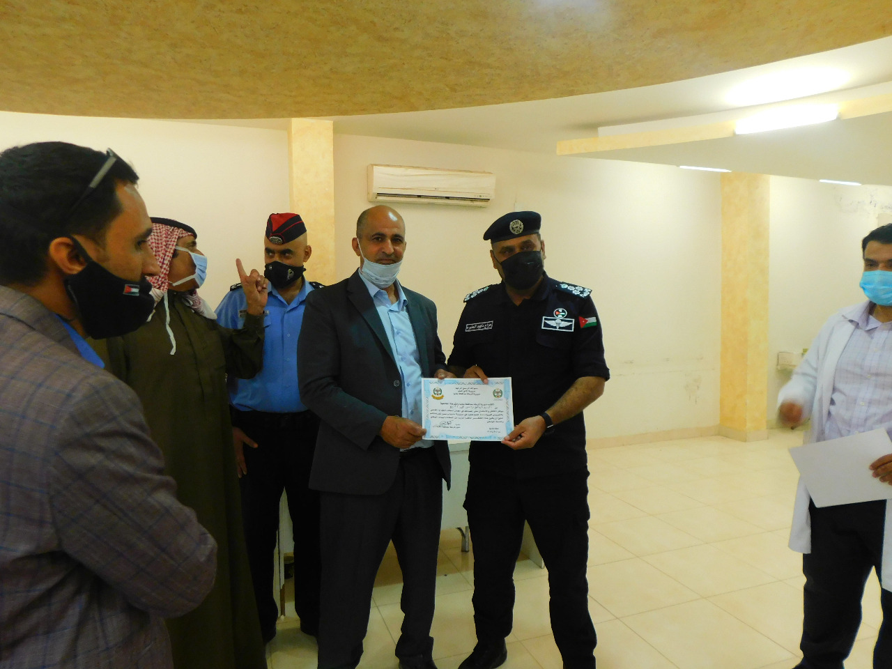 مدير شرطة مادبا يكرم الكوادر العاملة بأزمة كورونا في صحة مادبا 