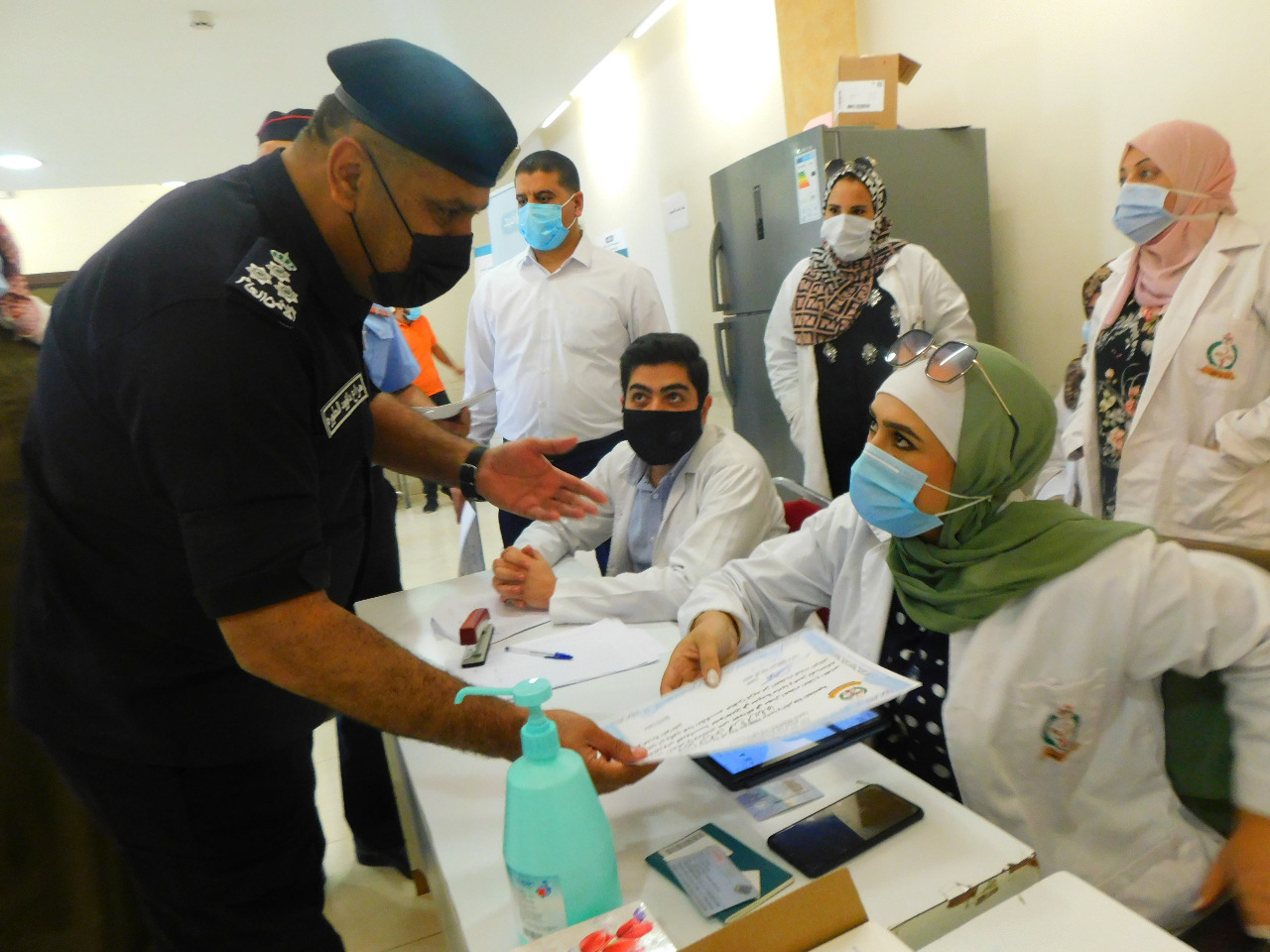 مدير شرطة مادبا يكرم الكوادر العاملة بأزمة كورونا في صحة مادبا 