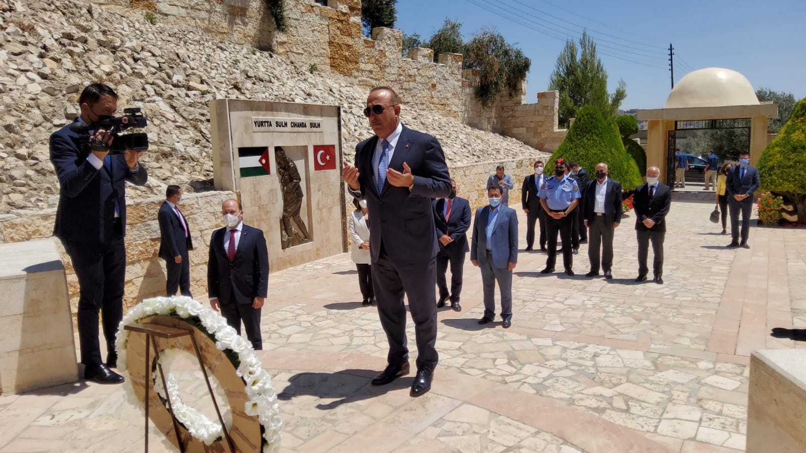 وزير الخارجية التركي يزور صرح الشهداء الأتراك في السلط .. صور 