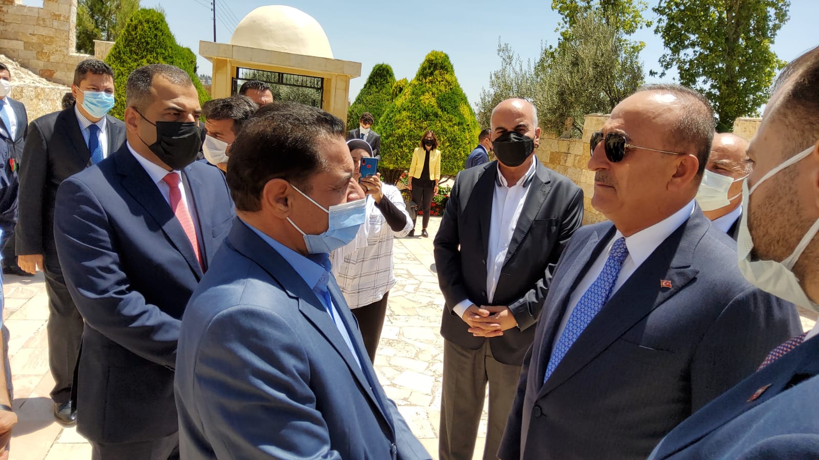 وزير الخارجية التركي يزور صرح الشهداء الأتراك في السلط .. صور 