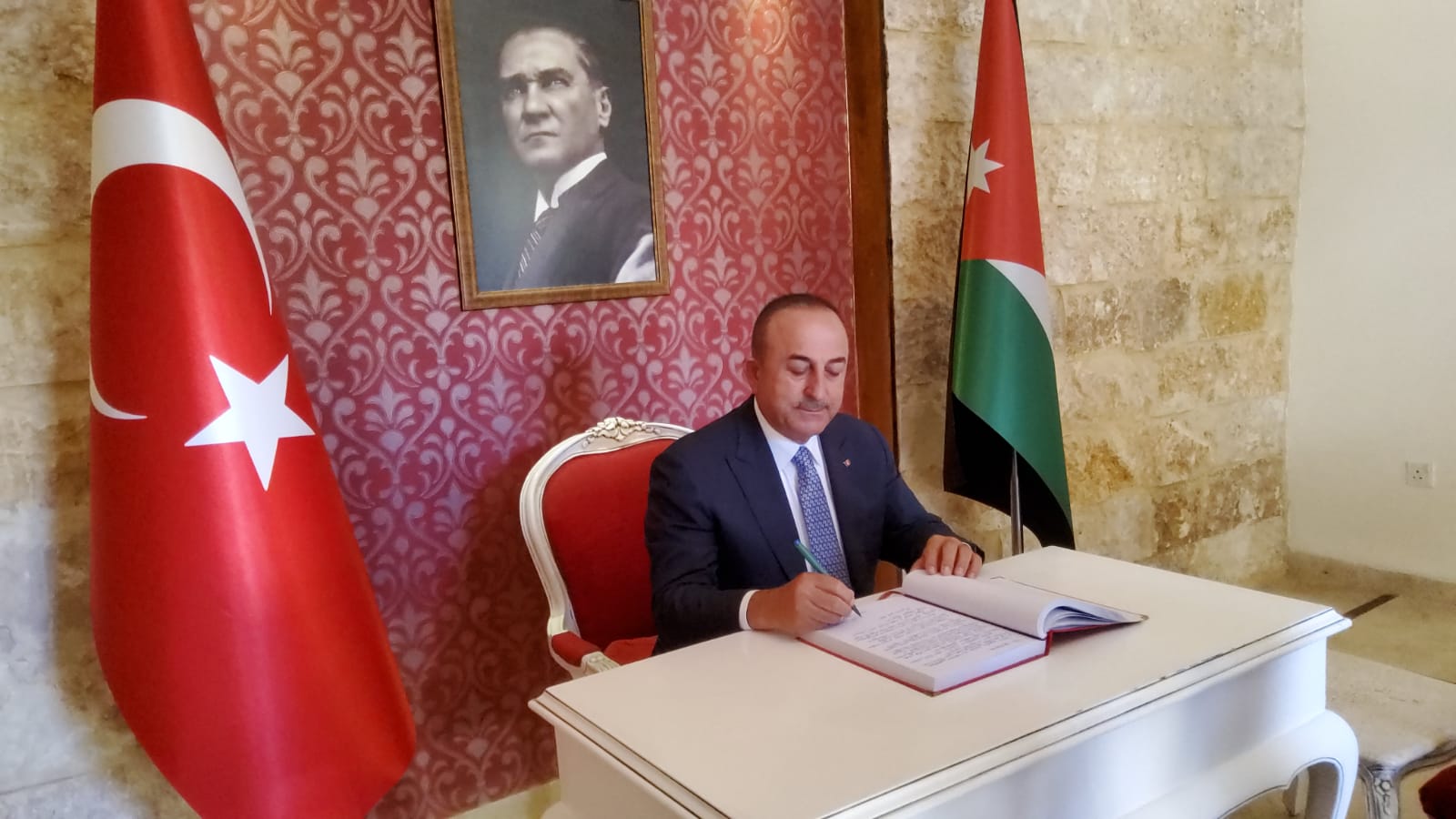 وزير الخارجية التركي يزور صرح الشهداء الأتراك في السلط .. صور 