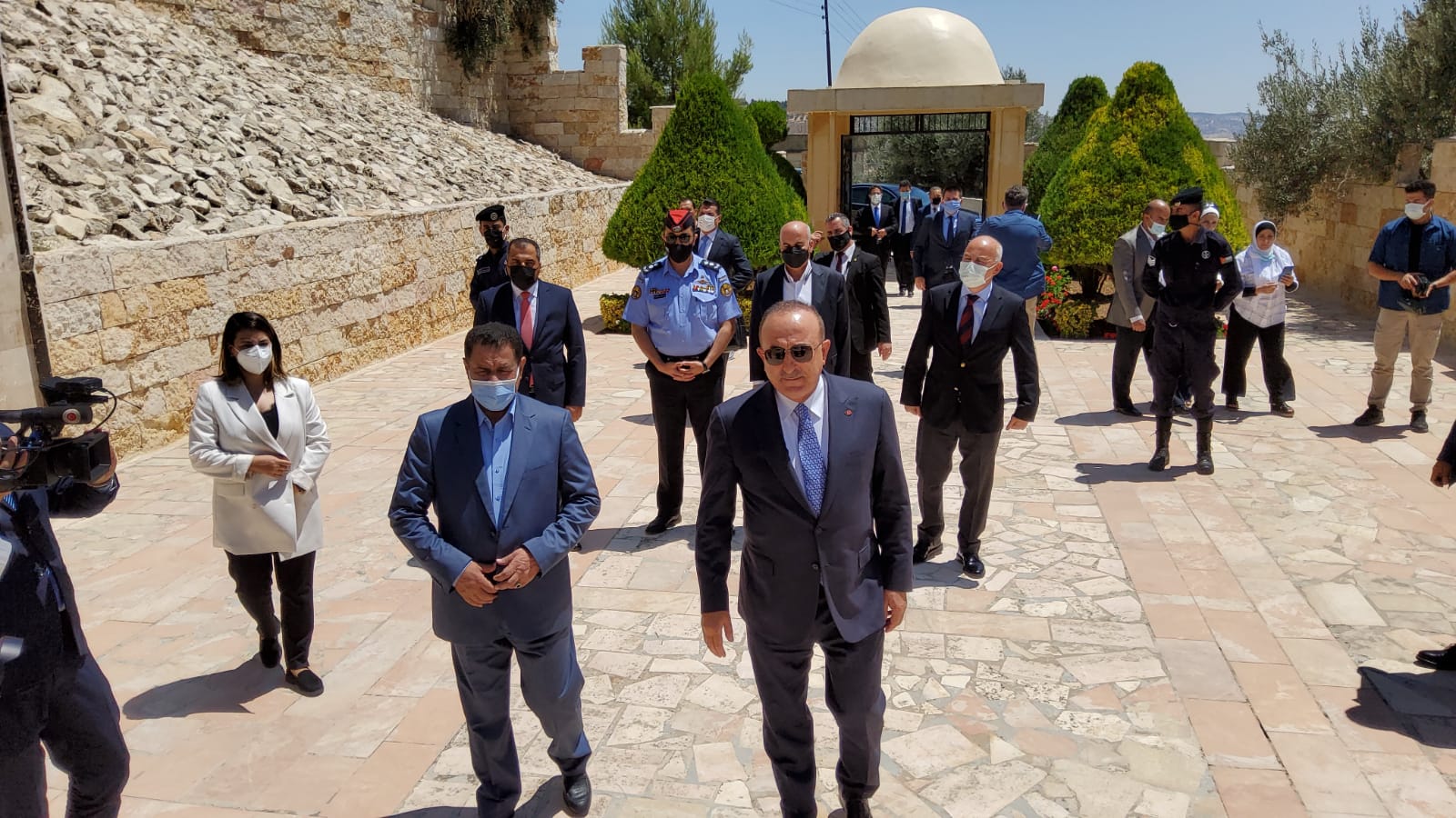 وزير الخارجية التركي يزور صرح الشهداء الأتراك في السلط .. صور 