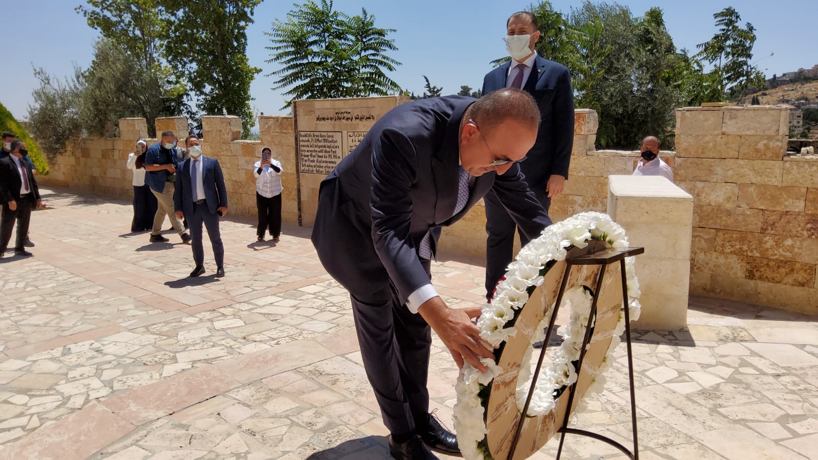 وزير الخارجية التركي يزور صرح الشهداء الأتراك في السلط .. صور 