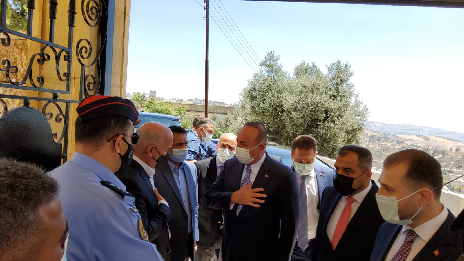 وزير الخارجية التركي يزور صرح الشهداء الأتراك في السلط .. صور 