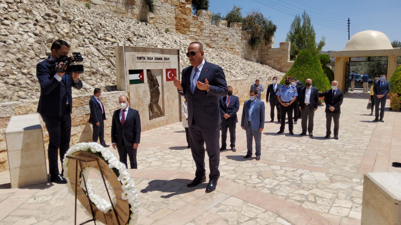 وزير الخارجية التركي يزور صرح الشهداء الأتراك في السلط .. صور 