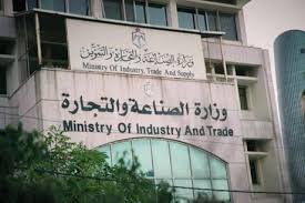 الحكومة تخالف منشآت لسماحها بدخول غير متلقي المطعوم