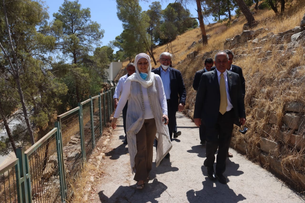 وزير الثقافة يزور الحديقة النباتية الملكية في تل الرمان جرش- وزارة الثقافة