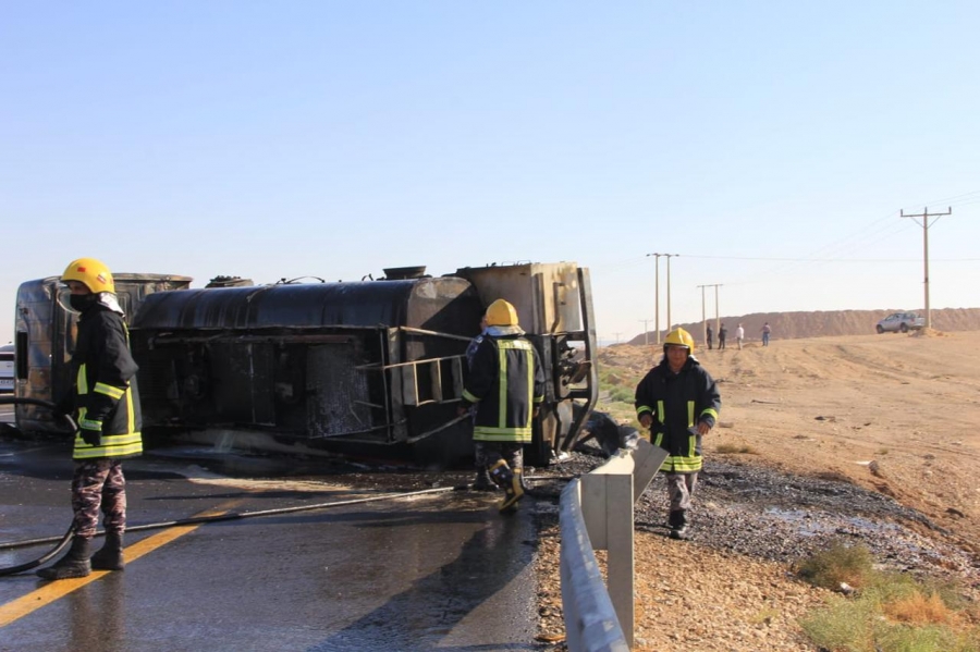 اصابة شخص ا ثر تدهور صهريج واشتعالة على الطريق الصحراوي