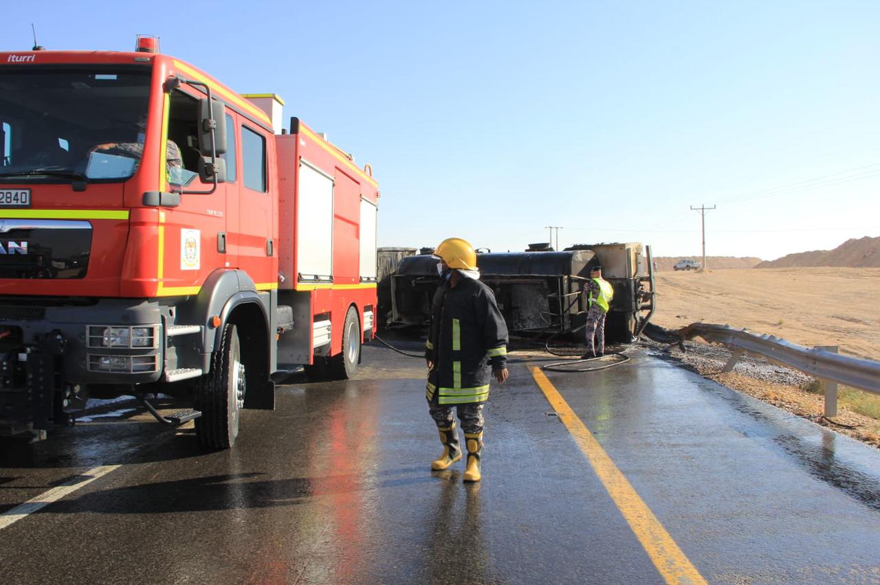 اصابة شخص ا ثر تدهور صهريج واشتعالة على الطريق الصحراوي
