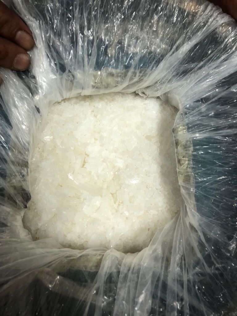 ضبط 16 كغم من مادة الكرستال المخدرة اخفيت داخل مركبة شحن قادمة من احدى دول الجوار 