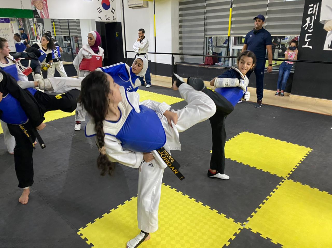 إقامة التدريب المشترك بين مركز الفوارس ومركز رايزن للقتال بين اللاعبات