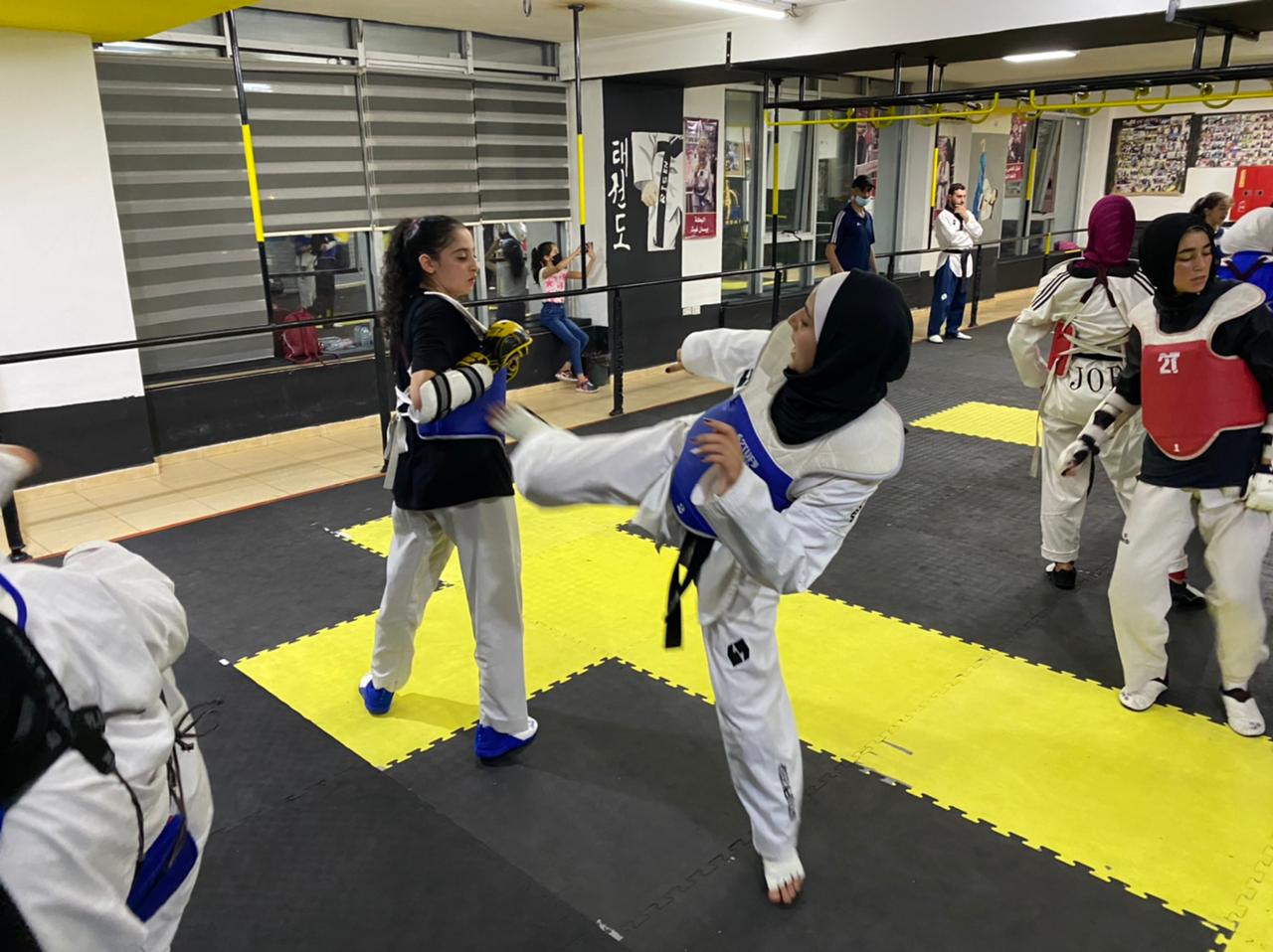 إقامة التدريب المشترك بين مركز الفوارس ومركز رايزن للقتال بين اللاعبات