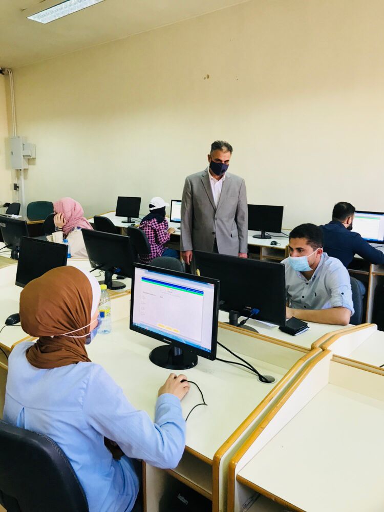 رئيس جامعة البلقاء التطبيقية يتفقد سير امتحان الشامل وعدد من المشاريع في كلية الزرقاء الجامعية