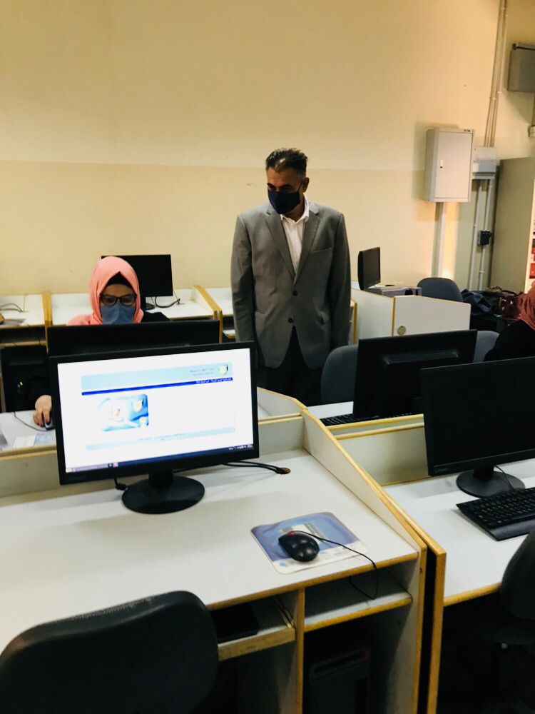 رئيس جامعة البلقاء التطبيقية يتفقد سير امتحان الشامل وعدد من المشاريع في كلية الزرقاء الجامعية  