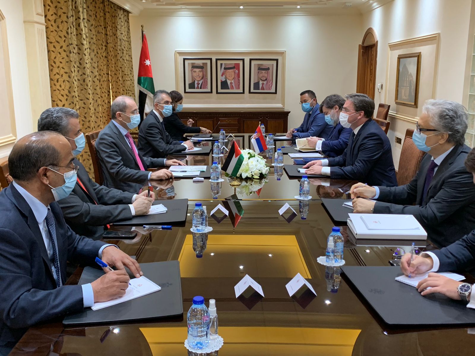 وزير الخارجية ونظيره الصربي يستعرضان سبل تعزيز العلاقات الثنائية في مختلف المجالات 