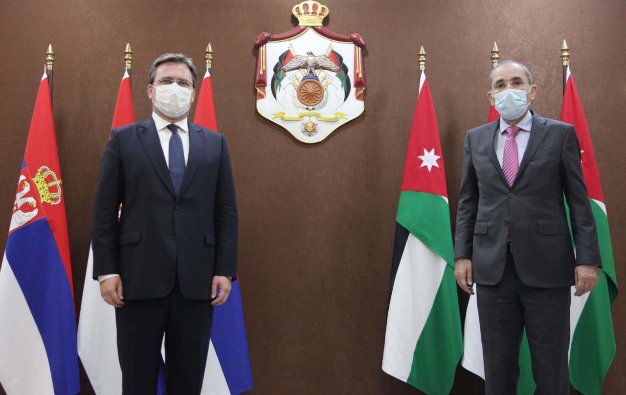 وزير الخارجية ونظيره الصربي يستعرضان سبل تعزيز العلاقات الثنائية في مختلف المجالات 