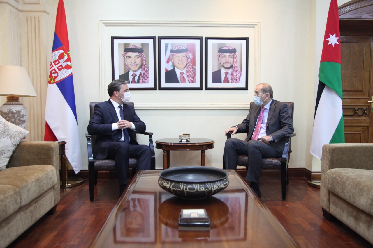 وزير الخارجية ونظيره الصربي يستعرضان سبل تعزيز العلاقات الثنائية في مختلف المجالات 