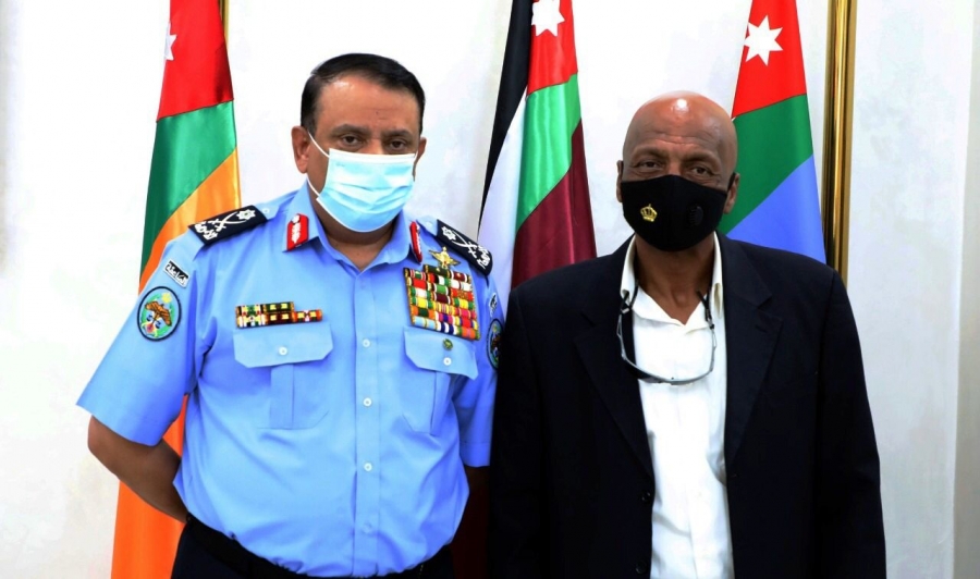 الحواتمة يكرم نقيب متقاعد لضبط معتدٍ على فرع أحد البنوك بالزرقاء