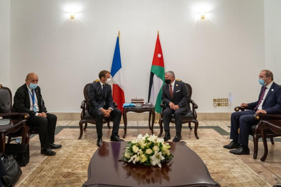 الملك يلتقي ماكرون ويشيد بجهود فرنسا في دعم مؤتمر بغداد