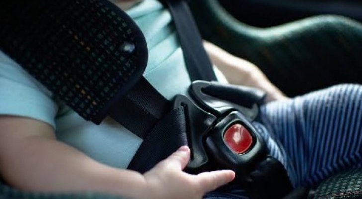 وفاة رضيعة نسيتها والدتها داخل مركبتها لفترة بسيطة من الزمن في الزرقاء