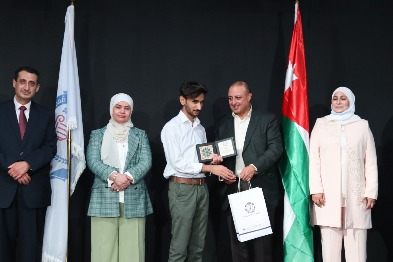      د. الحوراني يقدم 45200 دينارجوائز مالية ومنح جامعية لمتفوقي الثانوية في مدارس الجامعة - صور