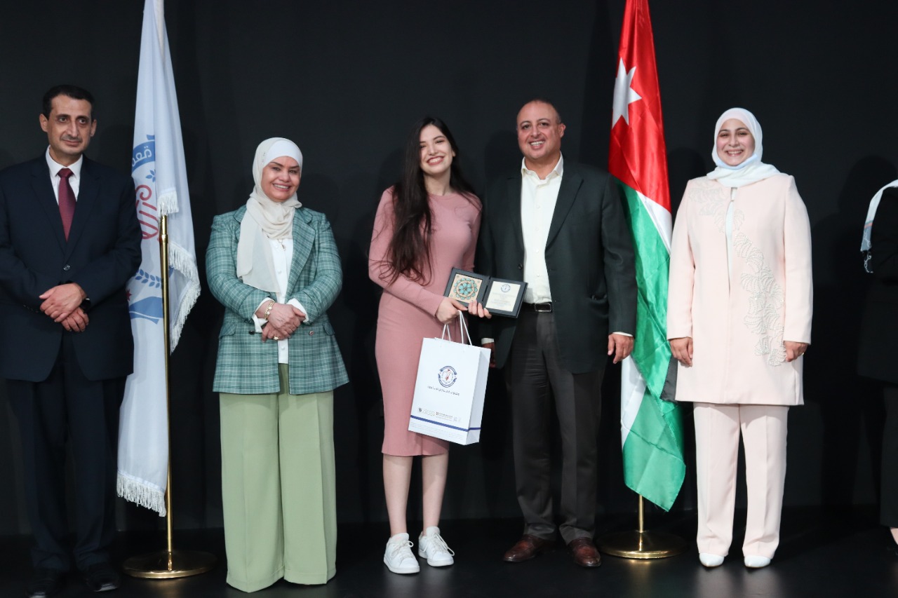      د. الحوراني يقدم 45200 دينارجوائز مالية ومنح جامعية لمتفوقي الثانوية في مدارس الجامعة - صور