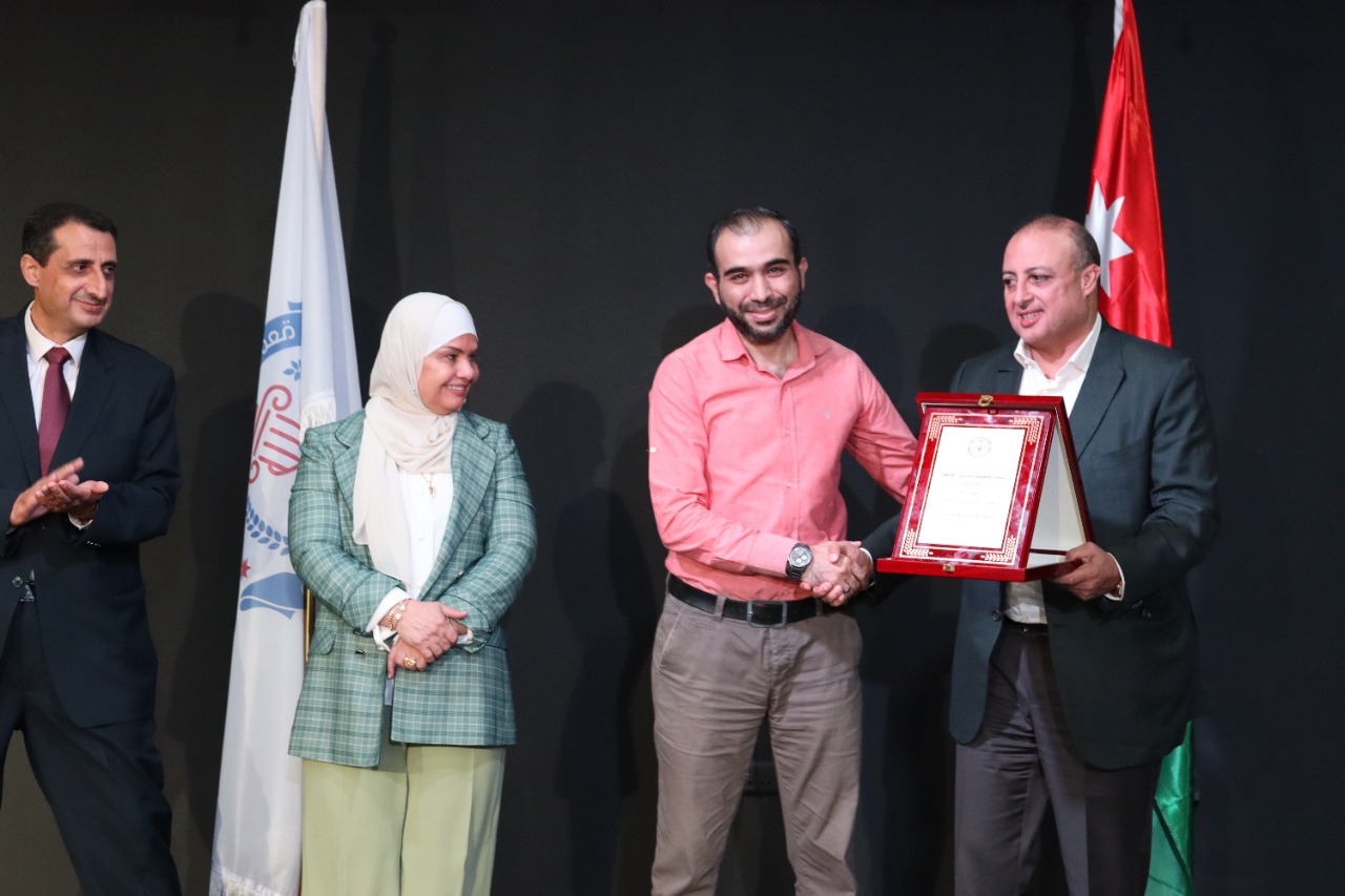      د. الحوراني يقدم 45200 دينارجوائز مالية ومنح جامعية لمتفوقي الثانوية في مدارس الجامعة - صور