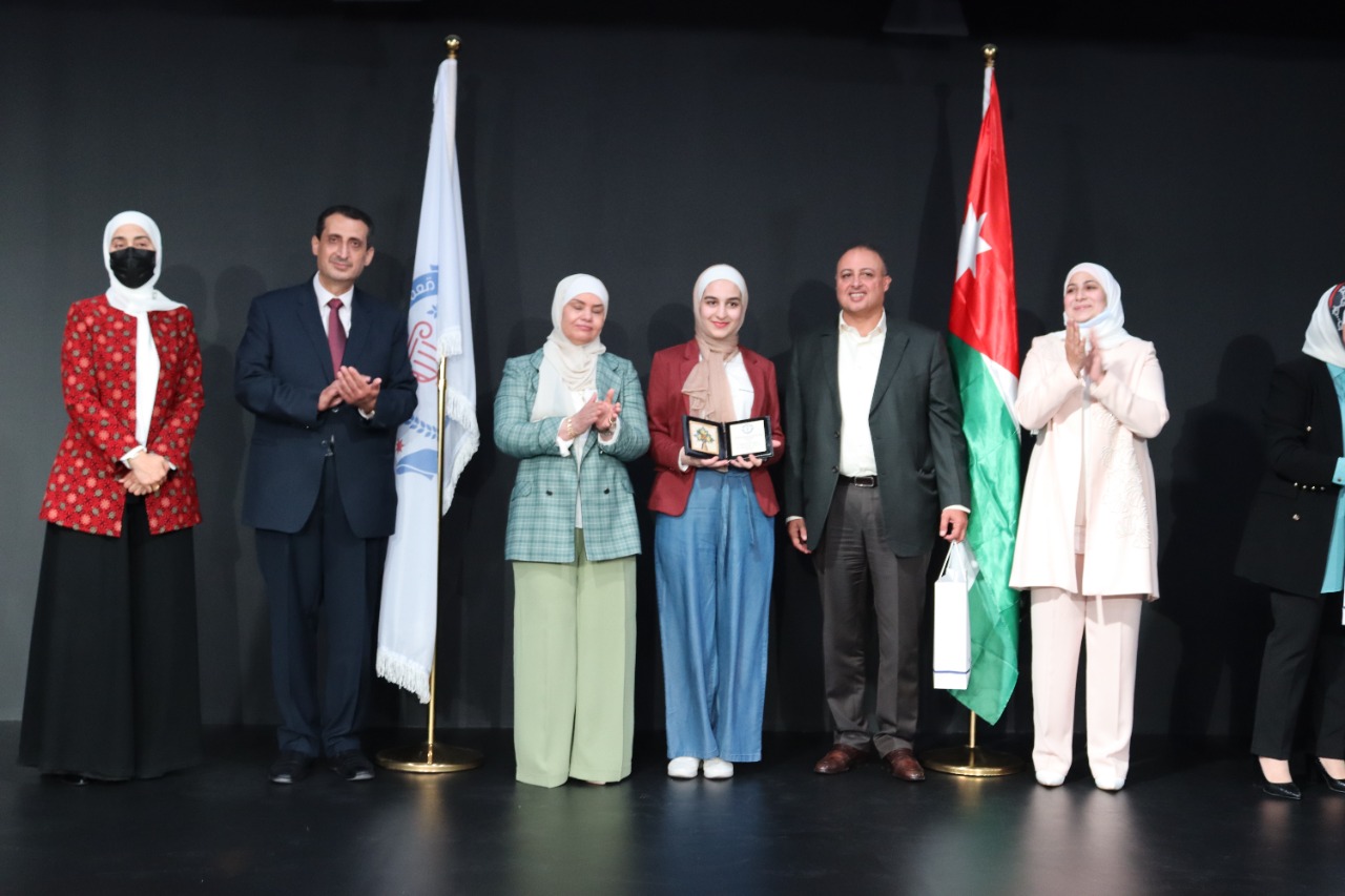      د. الحوراني يقدم 45200 دينارجوائز مالية ومنح جامعية لمتفوقي الثانوية في مدارس الجامعة - صور