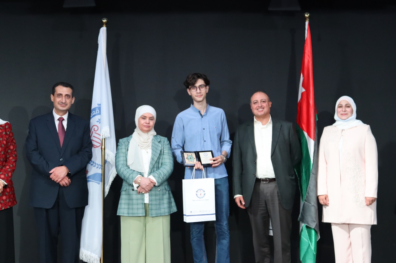      د. الحوراني يقدم 45200 دينارجوائز مالية ومنح جامعية لمتفوقي الثانوية في مدارس الجامعة - صور