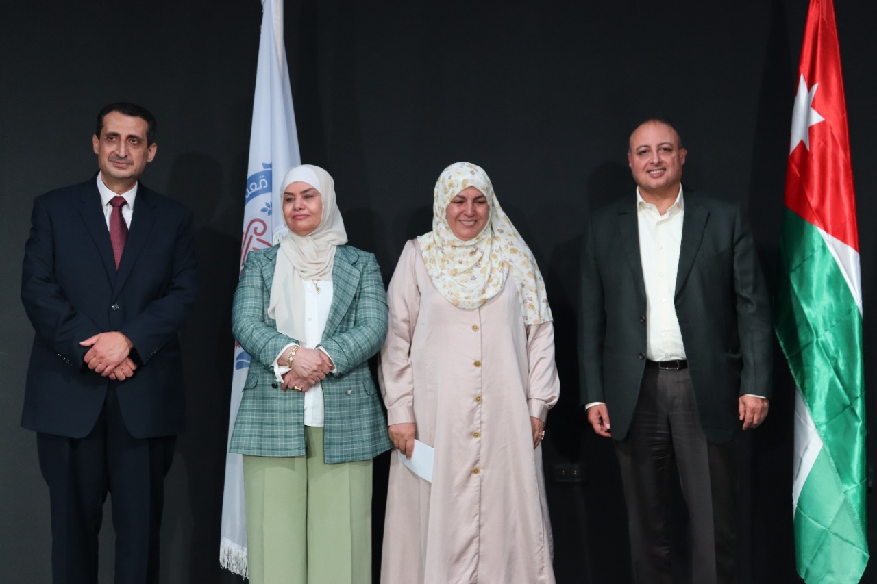      د. الحوراني يقدم 45200 دينارجوائز مالية ومنح جامعية لمتفوقي الثانوية في مدارس الجامعة - صور