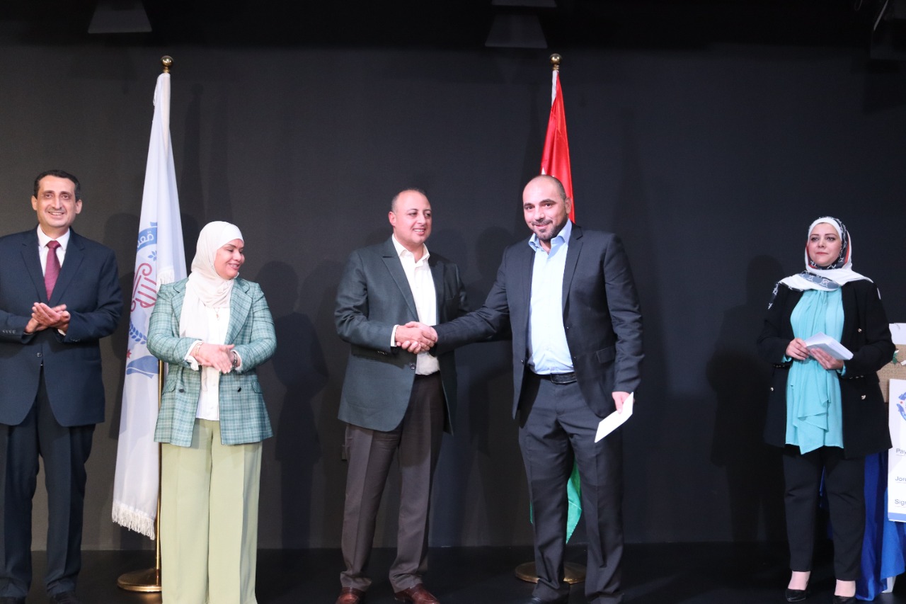      د. الحوراني يقدم 45200 دينارجوائز مالية ومنح جامعية لمتفوقي الثانوية في مدارس الجامعة - صور