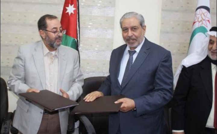 المركز الإسلامي توقع اتفاقية طاقة متجددة بقيمة 660 ألف دينار