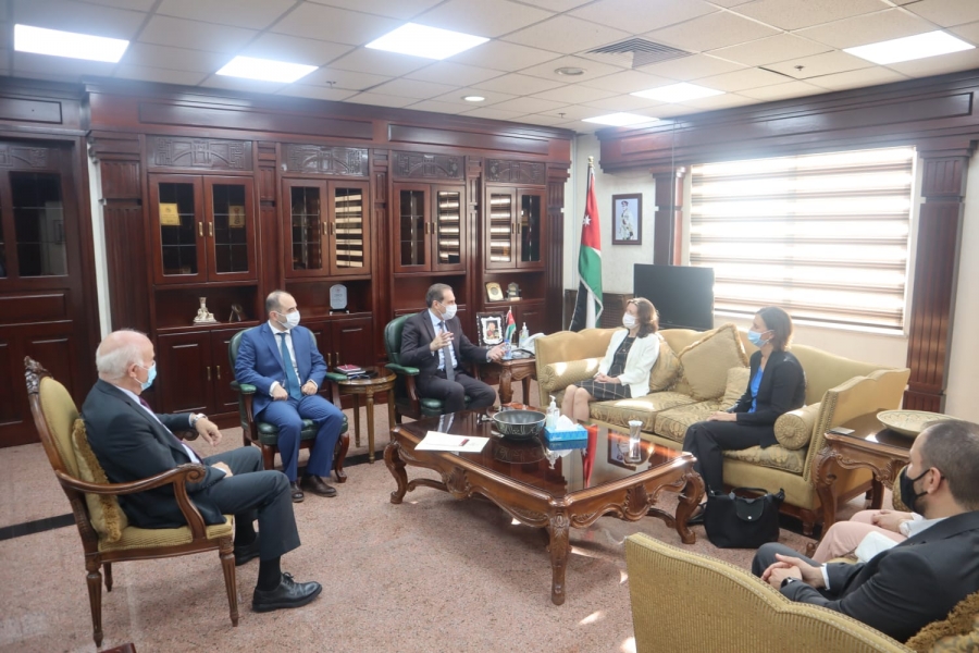 وزير الصحة يلتقي السفيرة البريطانية لبحث تطوير البنية التحتية لعدد من المستشفيات والمراكز الصحية