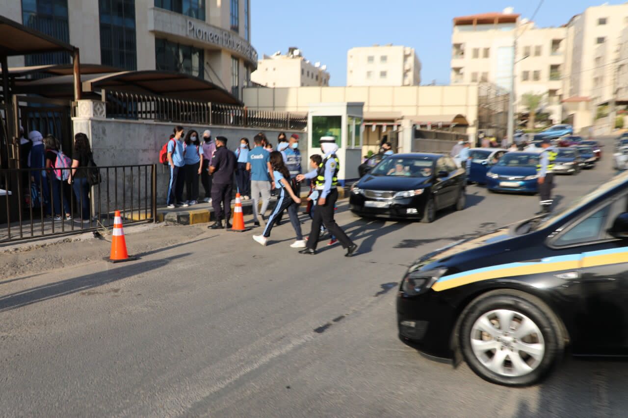 توعية أمنية ومرورية من الأمن العام في المدارس تزامناً مع بدء العام الدراسي 