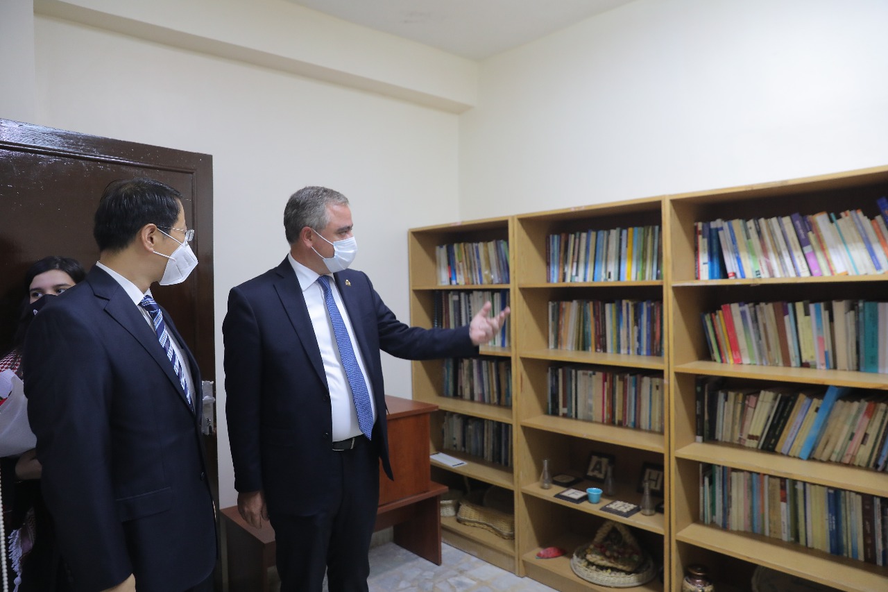 النابلسي يفتتح مركز شباب وشابات العاصمة وحاضنة اعمال اقليم الوسط .. ويزور جمعية الكشافة والمرشدات 