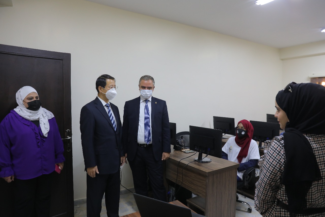 النابلسي يفتتح مركز شباب وشابات العاصمة وحاضنة اعمال اقليم الوسط .. ويزور جمعية الكشافة والمرشدات 